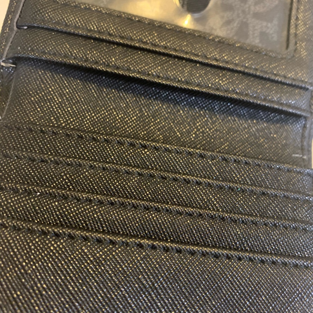 Guess Wallet - Picture 9 of 9